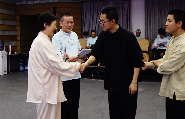 G:\u592a极(h)武协--湖州市\u4fe1息报道\u6821长颁发结业证书.1.jpg